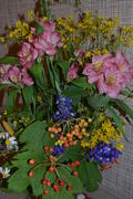 Букет разноцветных цветов в вазе 