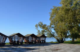 Побережье озера Нарич в Белорусии с деревянными беседками 