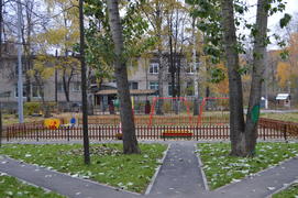 Опустевшие детские площадки осенью 