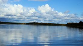 Облака отражаются