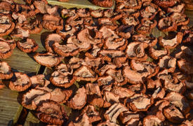 Сухофрукты сушат на деревянной доске