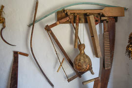 Старинные инструменты на белой стене 