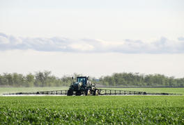 Трактор, распыляющий гербициды в поле, Краснодарский край, Россия