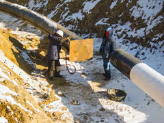 Работники, осуществляющие строительство газопровода. 