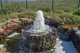 Небольшой фонтан со струями воды 