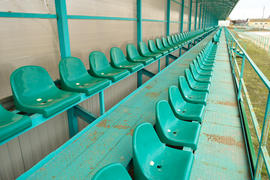 Ряда сидений на пустом стадионе. 