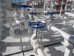 Latch on the pipeline. Oil refinery. Equipment for primary oil refining