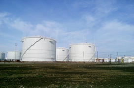 Резервуары для хранения нефтепродуктов. Оборудования НПЗ.
