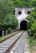 Тоннель в горе. Железнодорожная дорога через горы 
