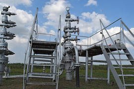 Equipment of an oil well. Shutoff valves and service equipment