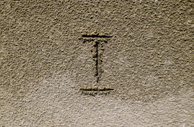 Римская цифра один нарисованная на песке