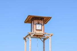 Деревянная часовая башня. для отслеживания времени в деревне в старину.