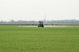 Трактор в поле на распылении гербицидов, Краснодарский край, Россия