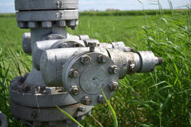 Equipment of an oil well. Shutoff valves and service equipment. The plug at the flange