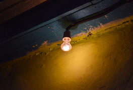 Желтоватый свет ламп накаливания в сумерках на улице.