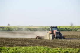 Трактор с плугом закладывает почвы
