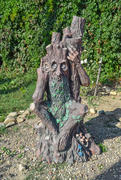 Дух леса. Статуя демона в виде лесного деревянного существа 