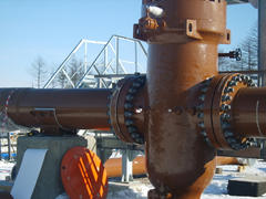 Latch on the pipeline with the electric drive. Installation works
