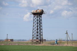 Ржавая водонапорная башня. Старый деревенский коммунальные коммуникации.