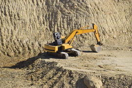 Большой карьер для добычи гравия, песка и глины. 