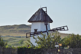Старая каменная мельница с соломенной крышей