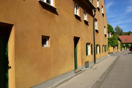 Аугсбург - ФУГГЕРАЙ, небольшие дома яркого цвета 