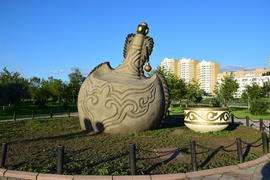 Астана - уличная скульптура глиняной амфоры. Казахстан 