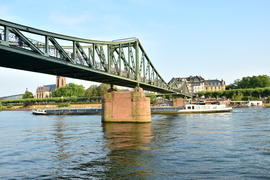 Германия, Франкфурт-на-Майне. Мост на реке 