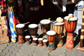 Разноцветные барабаны на продаже в лавке 
