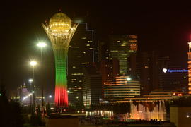 Астана - Башня "Байтерек"-ночью 