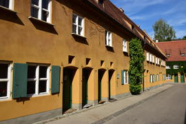 Аугсбург - ФУГГЕРАЙ, небольшие дома яркого цвета 