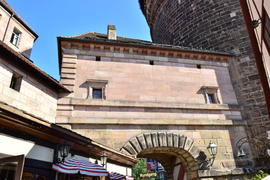 Германия - город Нюрнберг. Фасад крепости с башннями 