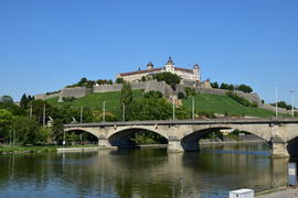 Германия - город Вюрцбург, замок Мариенберг панорамный вид с реки 