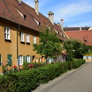 Аугсбург - ФУГГЕРАЙ, небольшие дома обвитые плющом 