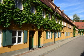 Аугсбург - ФУГГЕРАЙ, небольшие дома обвитые плющом 