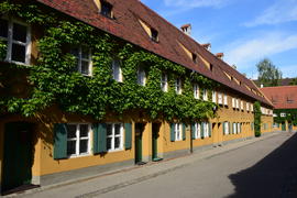 Аугсбург - ФУГГЕРАЙ, небольшие дома обвитые плющом 