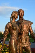 Бронзовая скульптура мужчины и женщины. Астана- Казахстан 