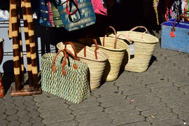 Плетеные корзины на продажу в лавке 