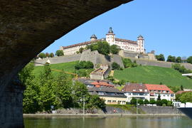 Германия - город Вюрцбург, замок Мариенберг панорамный вид с реки 