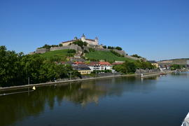 Германия - город Вюрцбург, замок Мариенберг панорамный вид с реки 