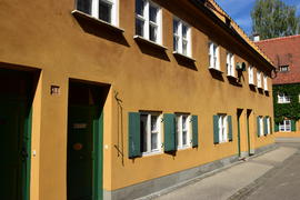 Аугсбург - ФУГГЕРАЙ, небольшие дома яркого цвета 