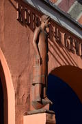 Германия - город Регенсбург. Скульптуры и украшения на фасаде здания 