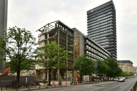 Разрушенное здание рядом с Небоскребом