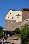 Германия, Нюрнберг - Имперская крепость, старинные жилые дома в плюще 