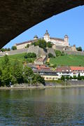 Германия - город Вюрцбург, замок Мариенберг панорамный вид с реки 