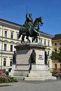 Германия. Мюнхен. Статуя короля на коне 