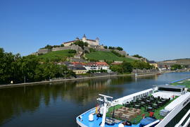 Германия - город Вюрцбург, замок Мариенберг панорамный вид с реки 