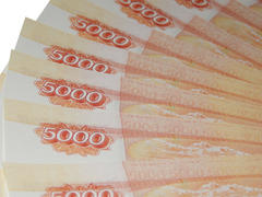 Пачка денег из купюр по 5000 рублей