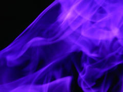 Текстура синего дыма на черном фоне
