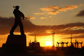 Закат на городской набережной Североморска